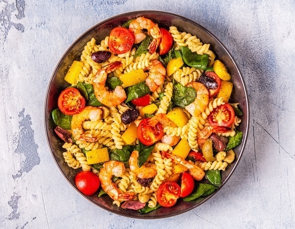 Такую "Италию" себе позволяю: нашла салат, заменяющий полноценный обед. Съедают до последней ложки! 