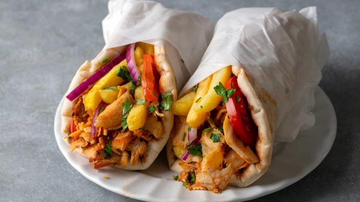 Шеф-повар пояснил, почему лаваш — худший выбор для шаурмы: что взять на замену? Шеф-повар пояснил, почему лаваш — худший выбор для шаурмы: что взять на замену?