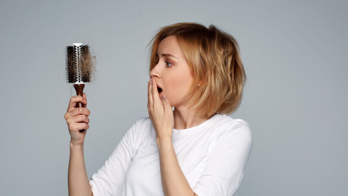 Почему волосы "лезут клочьями" зимой: дерматолог дала советы, как сохранить шевелюру Почему волосы "лезут клочьями" зимой: дерматолог дала советы, как сохранить шевелюру