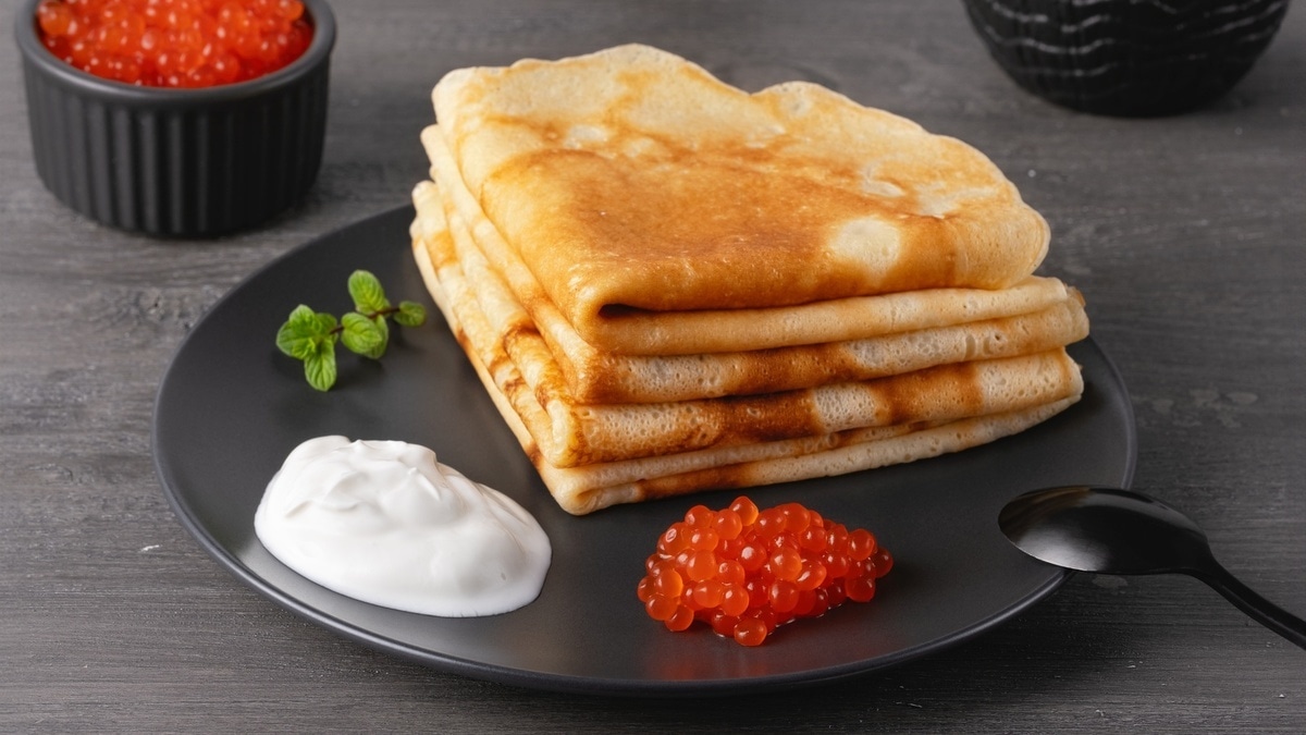 Джейми Оливер показал рецепт теста для блинов "на глаз": нужны всего 3 ингредиента 