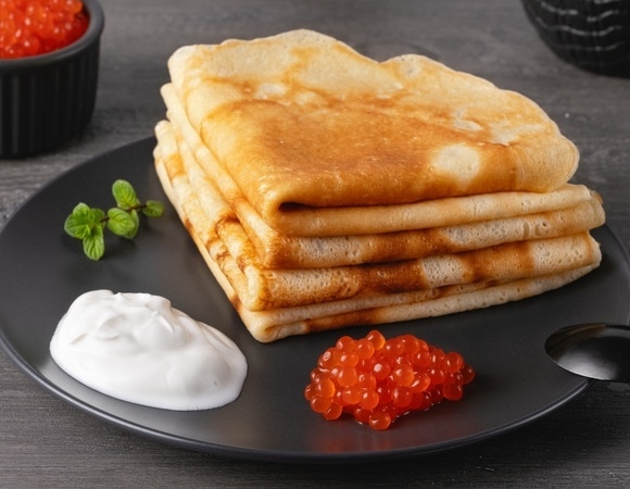 Джейми Оливер показал рецепт теста для блинов "на глаз": нужны всего 3 ингредиента 