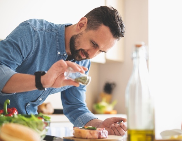 Стало известно, сколько мужчин в России умеют готовить и как часто они это делают