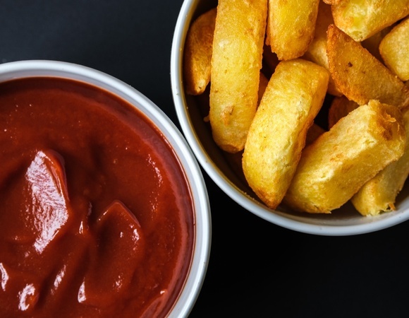 Не такой безобидный: гастроэнтеролог назвала обычный соус, который "бьет" по здоровью не хуже майонеза