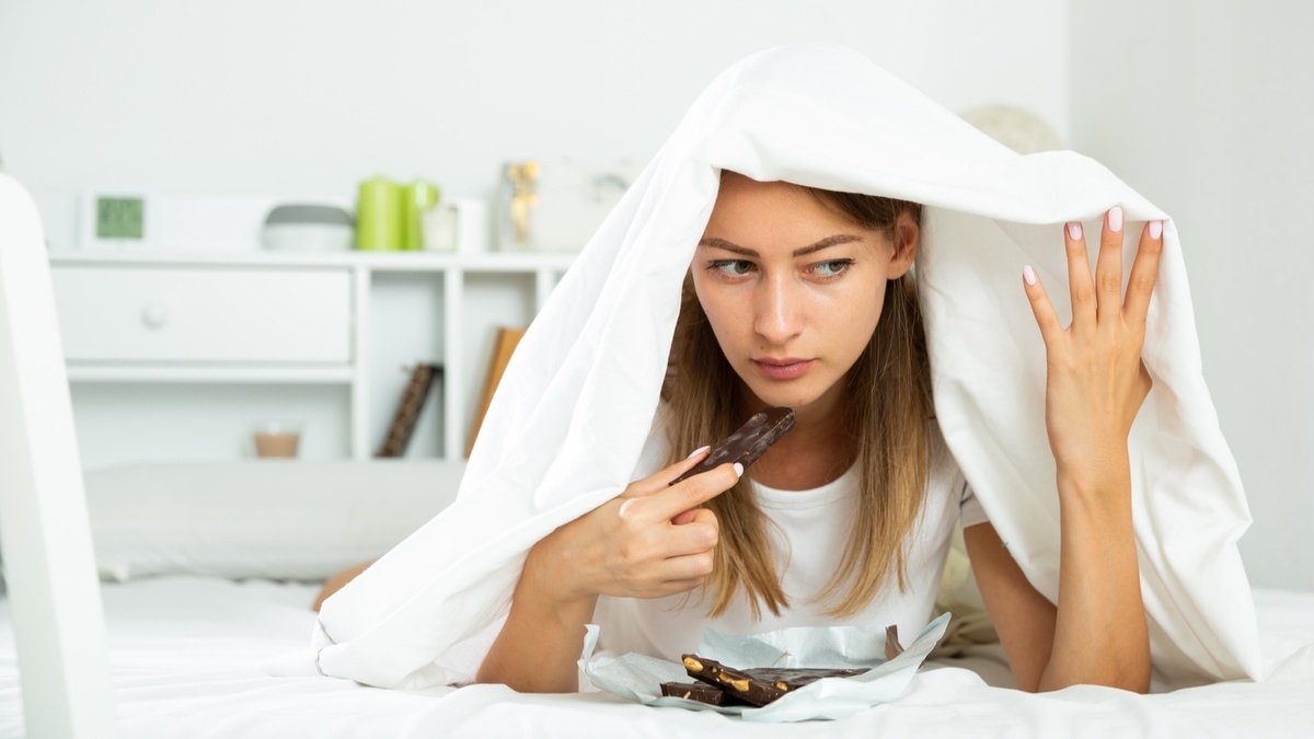 Особенно на животе! Гастроэнтеролог объяснила, почему запрещено есть лежа и чем это грозит