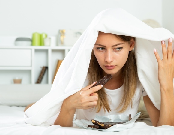 Особенно на животе! Гастроэнтеролог объяснила, почему запрещено есть лежа и чем это грозит