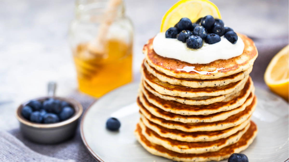 Я рискнула добавить лимон в панкейки — и получила десерт, который не стыдно подать гостям: попробуйте и вы приготовить по этому рецепту