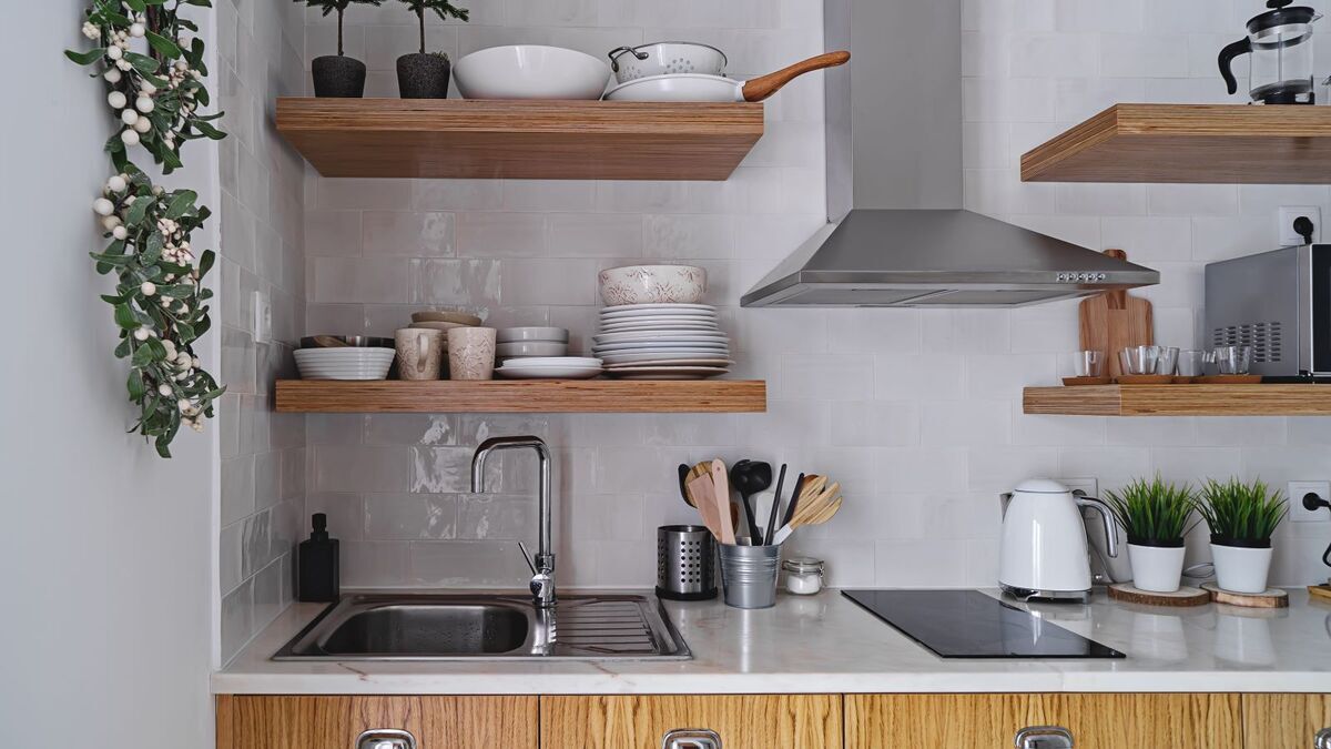 Дизайнер раскрыл, какие тенденции в оформлении кухонь уходят в прошлое и выглядят устаревшими: "Я бы советовал отказаться"