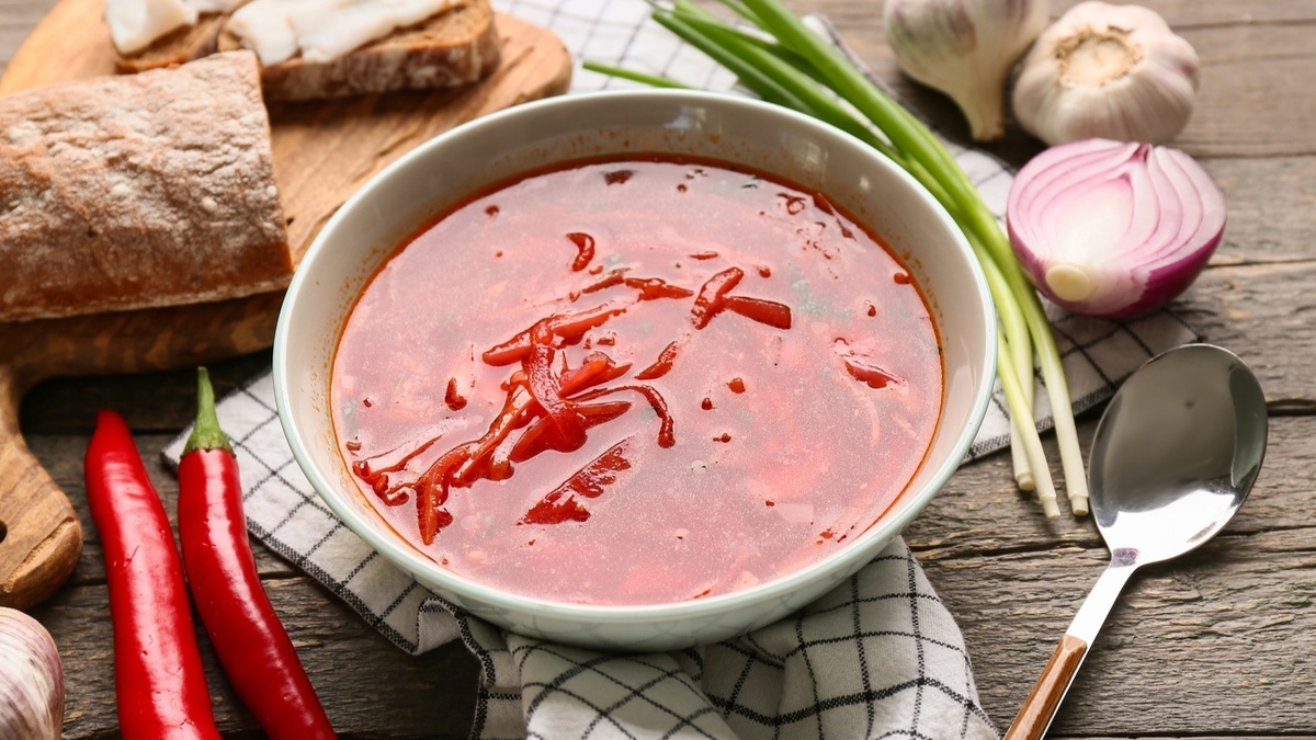 Врач определила самый полезный рецепт борща