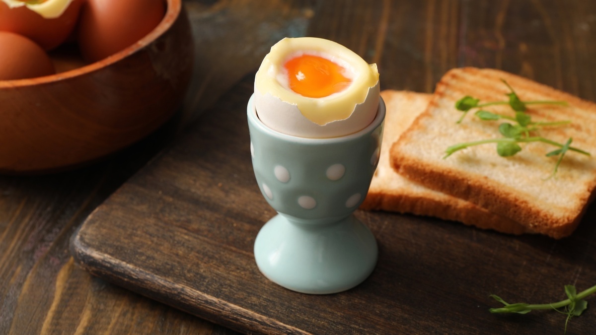 Ровно 5 минут 52 секунды, как японцы: шеф-повар научил варить идеальные яйца "в мешочек"