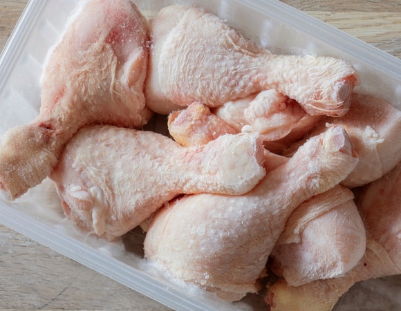 Почему курица меняет вкус после заморозки и становится хуже? Эксперт "Едим Дома" дала ответ и ценный совет