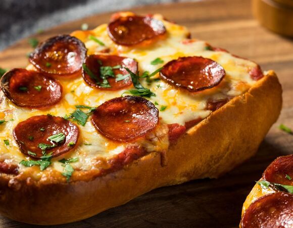 Всегда ленилась возиться с пиццей, поэтому и нашла "ленивый" рецепт: теперь на домашние посиделки с друзьями собираемся только у меня