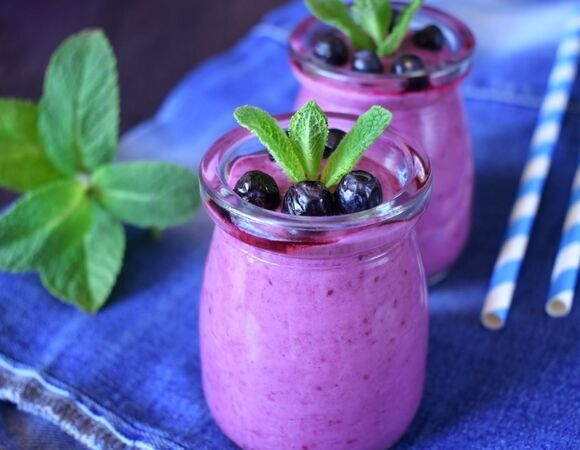 Худеть можно вкусно: 3 рецепта коктейлей на основе кефира, которые помогут увидеть нужную цифру на весах