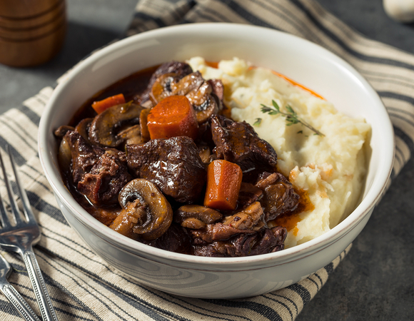 Говядина по-бургундски, гуляш из лося и потофе — готовим густые и сытные мясные блюда по рецептам от шефов