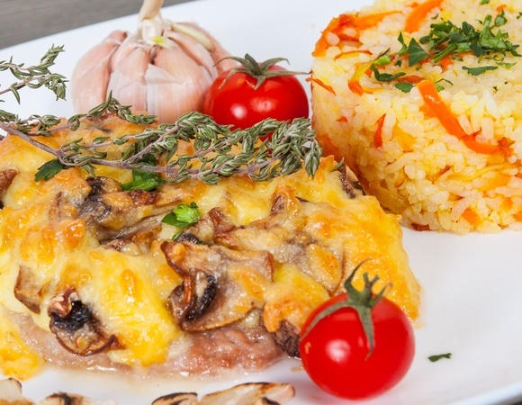 Посытнее и полегче: нашли 3 варианта мяса по-французски от шефа Василия Емельяненко