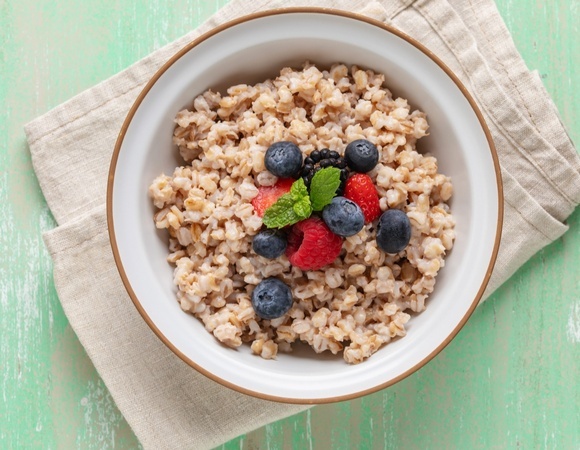 Россиянам старше 50 лет напомнили о самой недооцененной крупе в рационе — лучше трендовых суперфудов