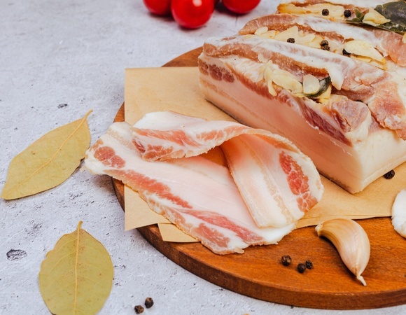 Ели сало неправильно — биолог объяснила, как получить от продукта максимум пользы