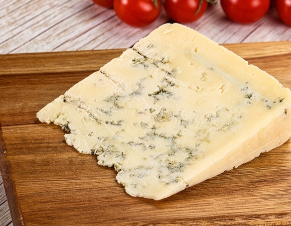 И впрямь благородная: сыр с плесенью оказался неочевидно полезным — кому и зачем?