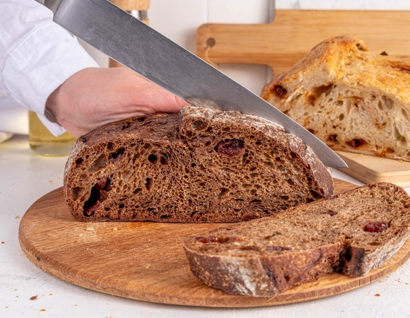 Ржаной хлеб по рецепту "Едим Дома" оказался дешевле и вкуснее магазинного — гости не верили, что такое можно сотворить дома