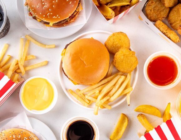 Почему я прихожу в сетевые забегаловки и оставляю там все деньги? Нашла 5 способов, как маркетологи "дурят" проголодавшихся людей