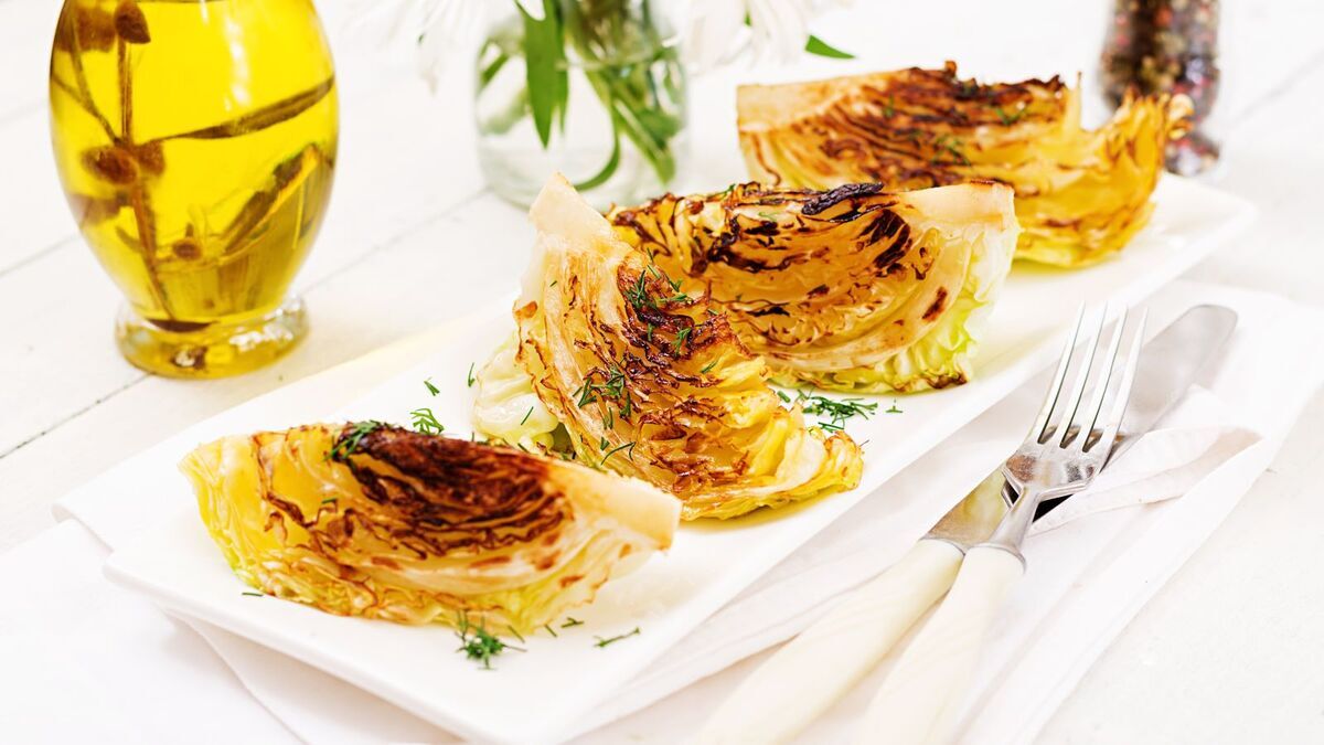 Представить не могла, что буду уплетать "стейки" из капусты: получается так вкусно, что довольно причавкивают даже самые отъявленные мясоеды