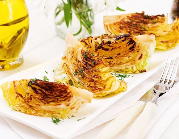 Представить не могла, что буду уплетать "стейки" из капусты: получается так вкусно, что довольно причавкивают даже самые отъявленные мясоеды