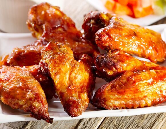 Приготовила на вечеринку эти крылышки в чудо-маринаде — друзья закидали комплиментами: горка косточек была размером с Эверест!