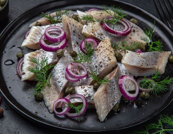 Узнала, что китайцам не нравится слабосоленая сельдь: они просто не пробовали домашнюю рыбку пряного посола по этому рецепту!