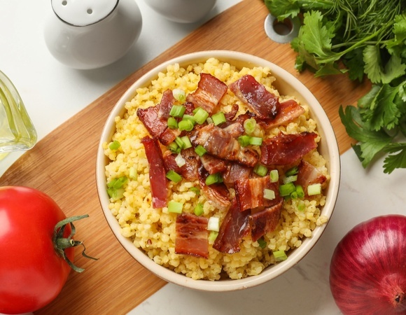 Стояла на полке годами — теперь исчезает за 10 минут: в пшенную кашу добавила кое-что интересное