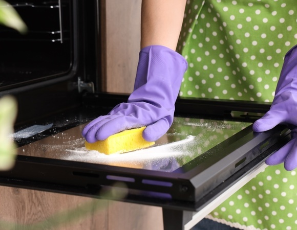 Лучше даже не пробовать: чем нельзя мыть духовку — сообщила эксперт по уборке