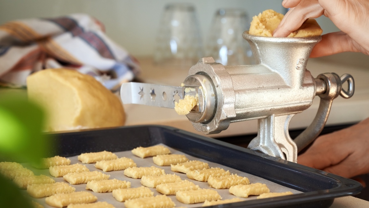 Хотела избавиться от ненужной мясорубки, но пропустила через нее тесто и получила идеальное домашнее печенье: и крошки не осталось Хотела избавиться от ненужной мясорубки, но пропустила через нее тесто и получила идеальное домашнее печенье: и крошки не осталось