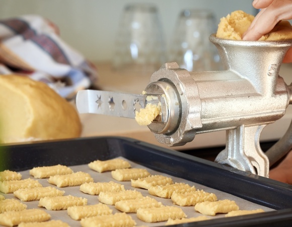 Хотела избавиться от ненужной мясорубки, но пропустила через нее тесто и получила идеальное домашнее печенье: и крошки не осталось