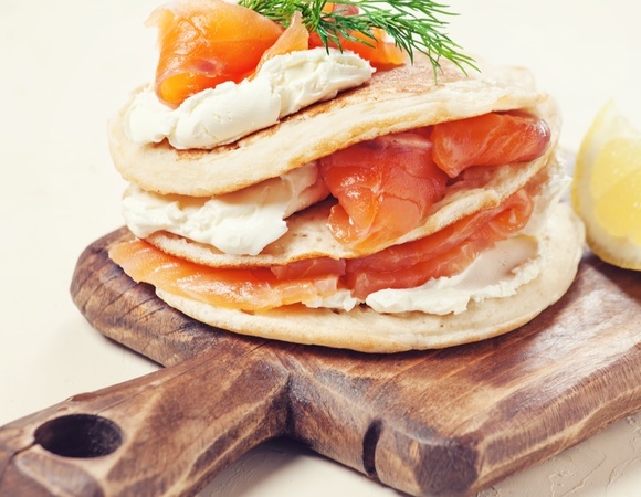 Гости думают, что я заказывала кейтеринг: весь секрет — в такой подаче блинов с семгой