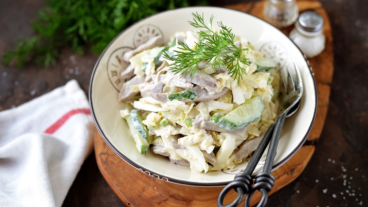 Сытный салат из "ничего": капуста, морковь и кусок мяса — гости попросят добавку