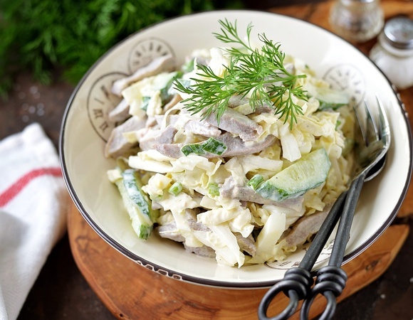Сытный салат из "ничего": капуста, морковь и кусок мяса — гости попросят добавку