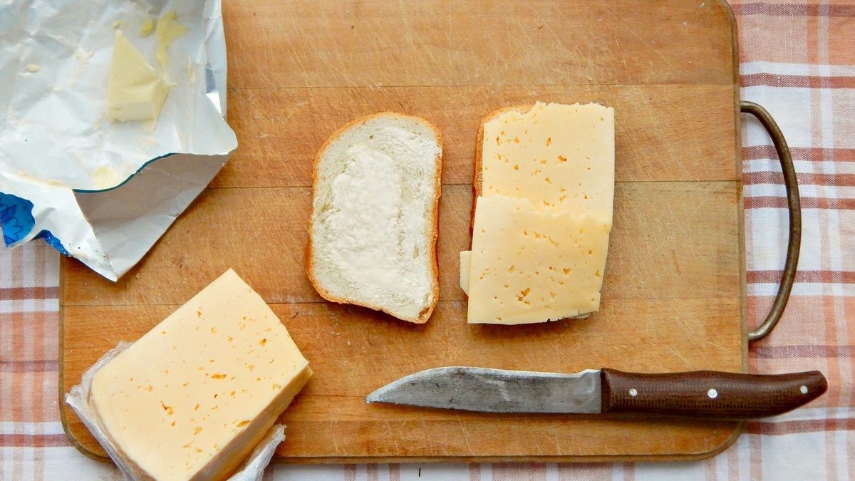 Сыр — отдельно, масло — отдельно: диетолог объяснила, почему эти продукты нельзя сочетать