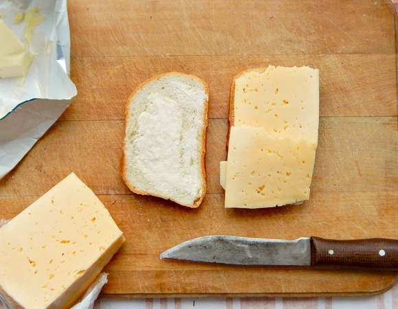 Сыр — отдельно, масло — отдельно: диетолог объяснила, почему эти продукты нельзя сочетать