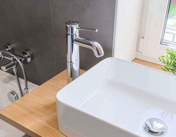 Спасаем ванную: эффективный способ против зеленых и черных пятен на герметике