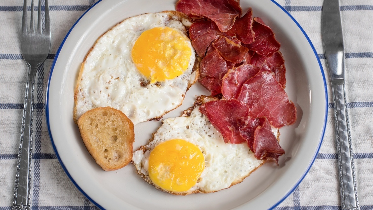 Почувствуйте себя в ресторане: шеф-повар подсказал, с чем приготовить яичницу на завтрак — не только с колбасой и сосисками