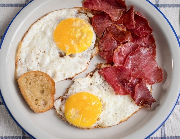 Почувствуйте себя в ресторане: шеф-повар подсказал, с чем приготовить яичницу на завтрак — не только с колбасой и сосисками