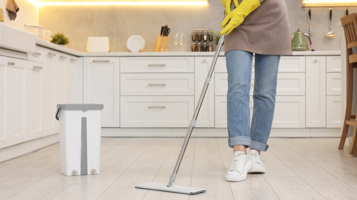 Отправляю в ведро пару капель — и кухня пахнет чистотой: 7 проверенных добавок для мытья полов