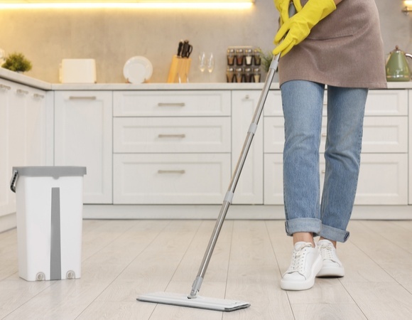 Отправляю в ведро пару капель — и кухня пахнет чистотой: 7 проверенных добавок для мытья полов