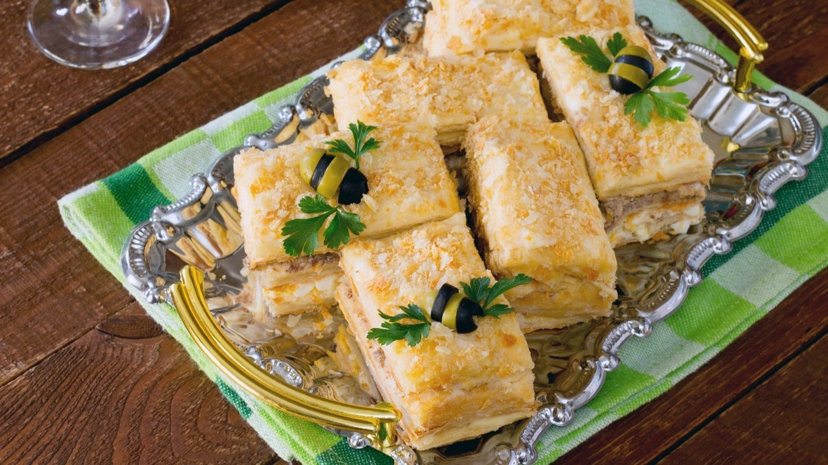 Селедка под шубой отдыхает: рыбный "Наполеон" теперь просят на каждый праздник Селедка под шубой отдыхает: рыбный "Наполеон" теперь просят на каждый праздник