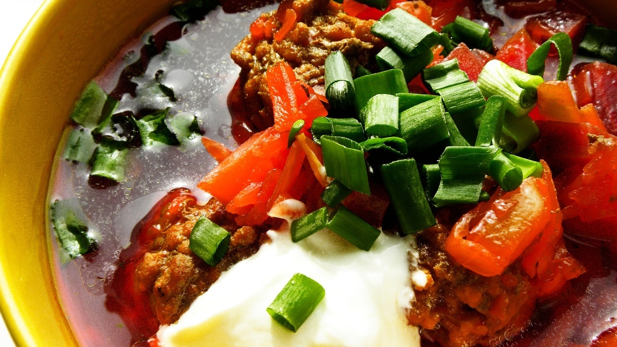 Когда нет времени варить мясо, готовлю этот сытнейший борщ с фрикадельками — и никто не замечает подмены