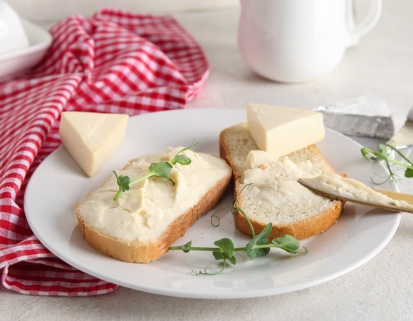 Врачи неожиданно заступились за плавленый сыр: чем он оказался полезен?