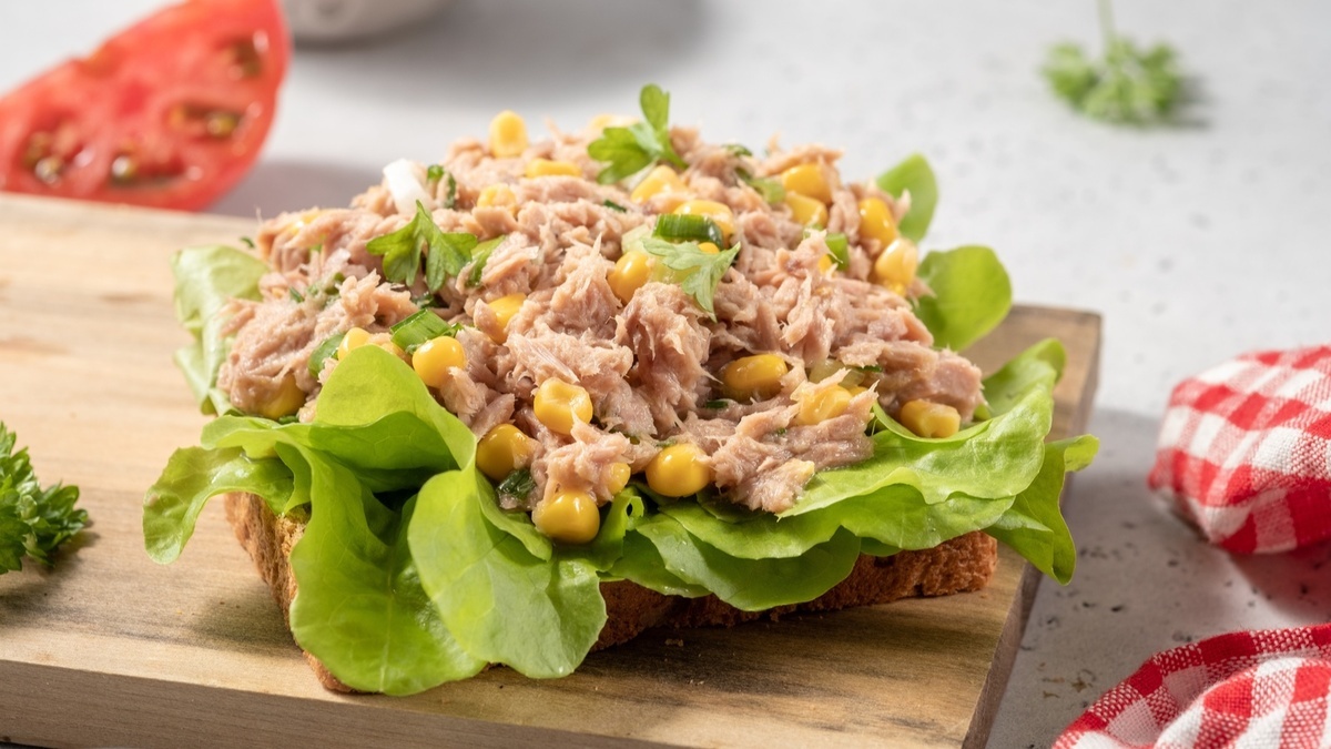 Думала, что не люблю салаты с тунцом — пока не убрала из них все лишнее: теперь засекаю 10 минут и делаю только так