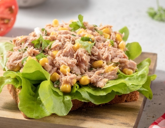 Думала, что не люблю салаты с тунцом — пока не убрала из них все лишнее: теперь засекаю 10 минут и делаю только так