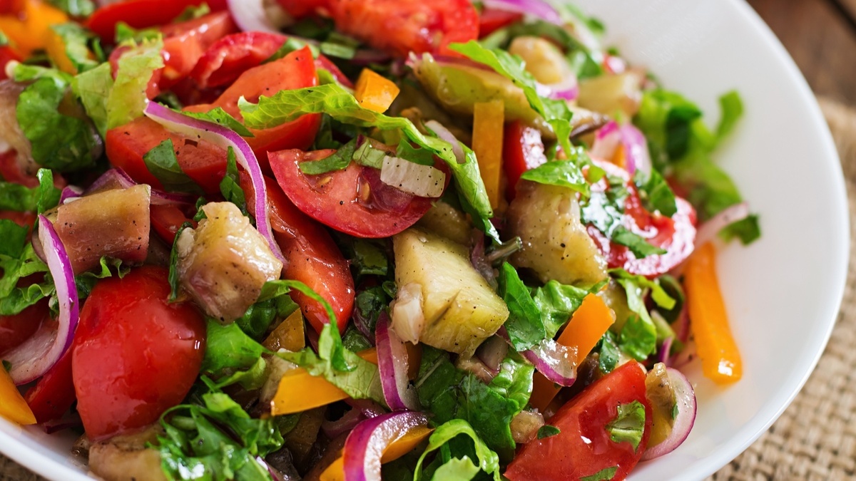 Думала, будет просто гарнир, а вышло лучше шашлыка: салат из копченых овощей уплетают даже категоричные "мясоеды"