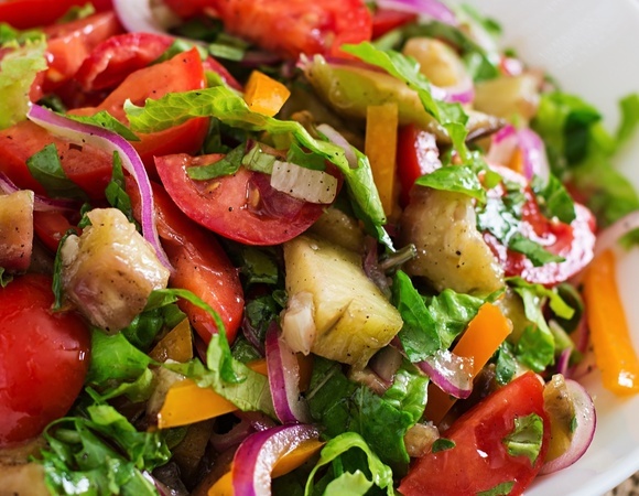 Думала, будет просто гарнир, а вышло лучше шашлыка: салат из копченых овощей уплетают даже категоричные "мясоеды"