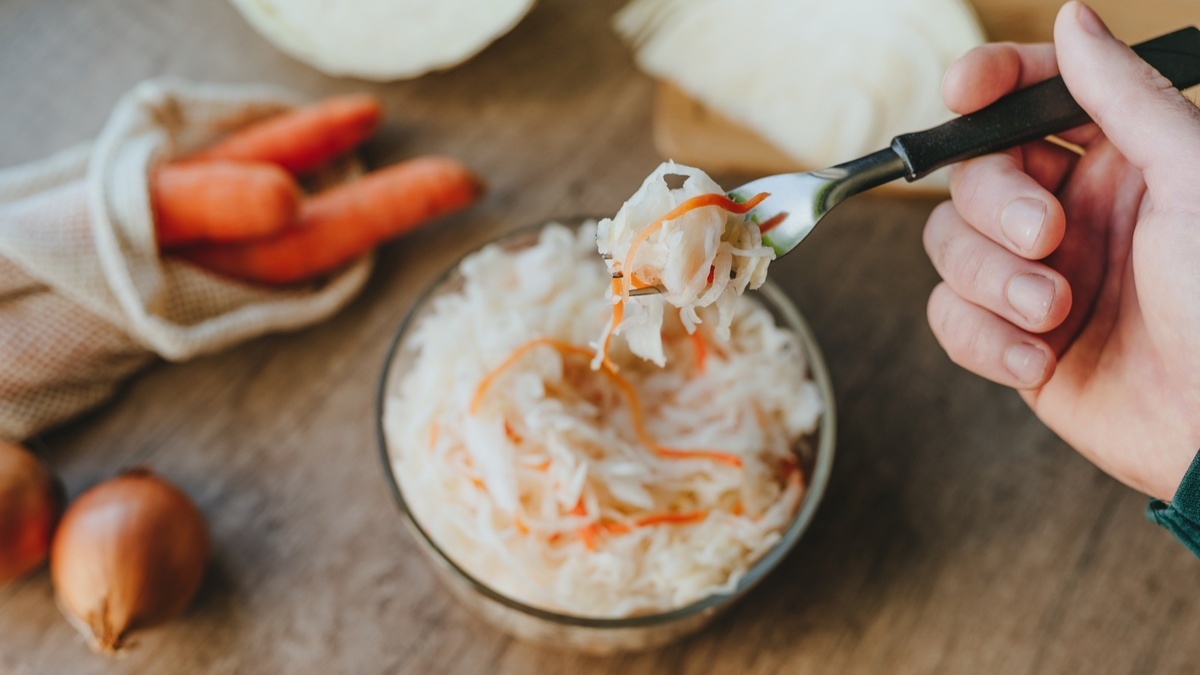 Сделала вечером — ем утром: маринованная капуста всегда получается пряной и хрустящей, в отличие от квашеной Сделала вечером — ем утром: маринованная капуста всегда получается пряной и хрустящей, в отличие от квашеной