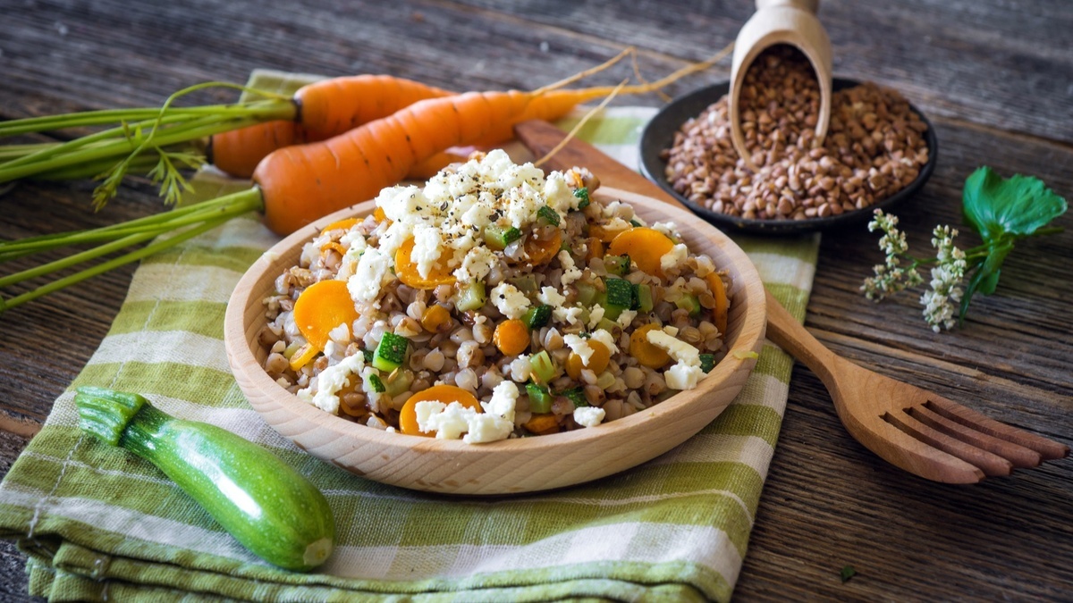 Не по-купечески и не с подливой: нашла способ готовить гречку с творогом и сыром — семья забыла, что существуют другие гарниры